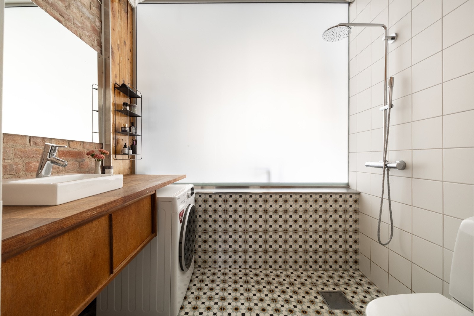 Stort baderom fra 2017 med flislagt gulv med varme. Glassvegg mot kjøkken. Galleribilde