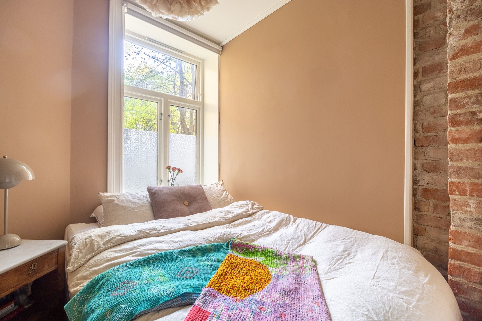 Leilighetens soverom vender mot rolig bakgård. Galleribilde