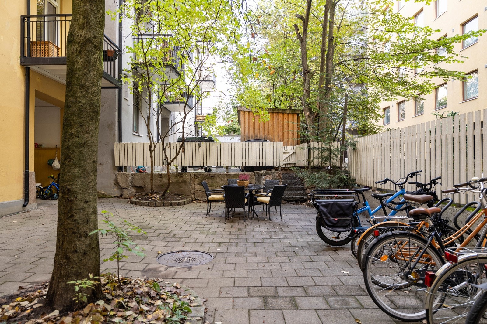 Felles hyggelig, rolig bakgård med sittegrupper og sandkasse. Galleribilde