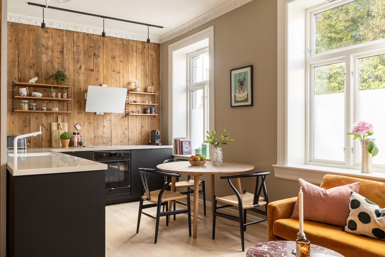 Store, klassiske vinduer som slipper inn mye naturlig lys. Galleribilde