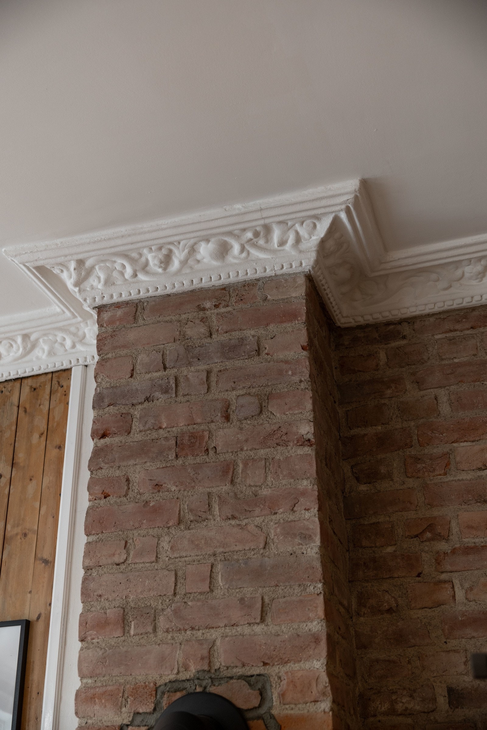 Leiligheten har flere veggflater med moderne teglsteinsvegg som skaper et unik preg. Galleribilde