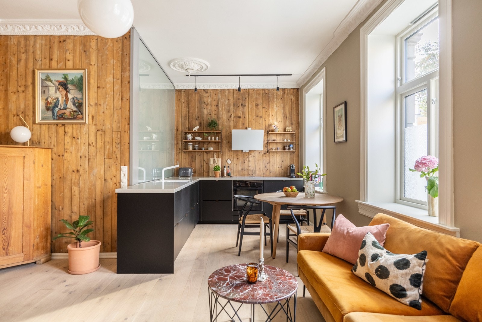 Leiligheten har en praktisk planløsning med åpen kjøkkenløsning vendt mot stue. Galleribilde