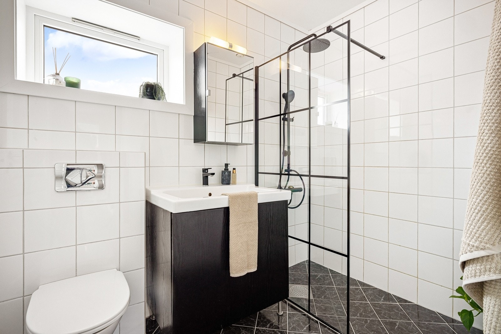Like utenfor hovedsoverommet finner vi dette helflisede baderommet. Galleribilde