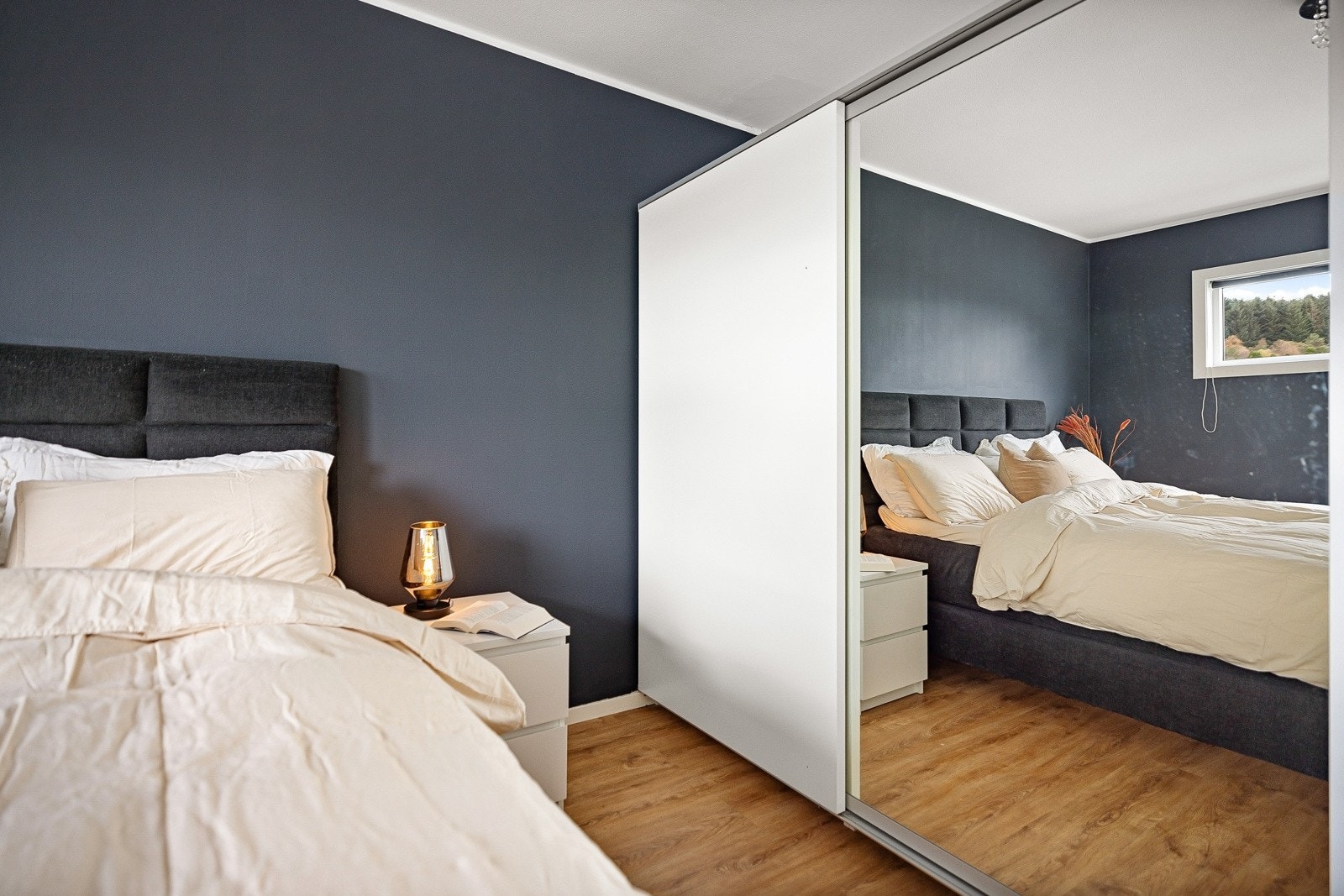 Skyvedørsgarderobe med mye lagringsplass. Galleribilde