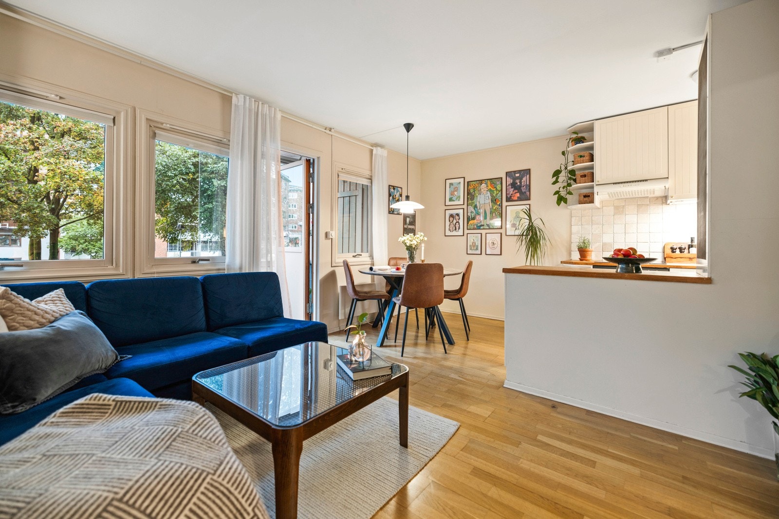 Romslig stue med mulighet for sofa- og spisegruppe Galleribilde