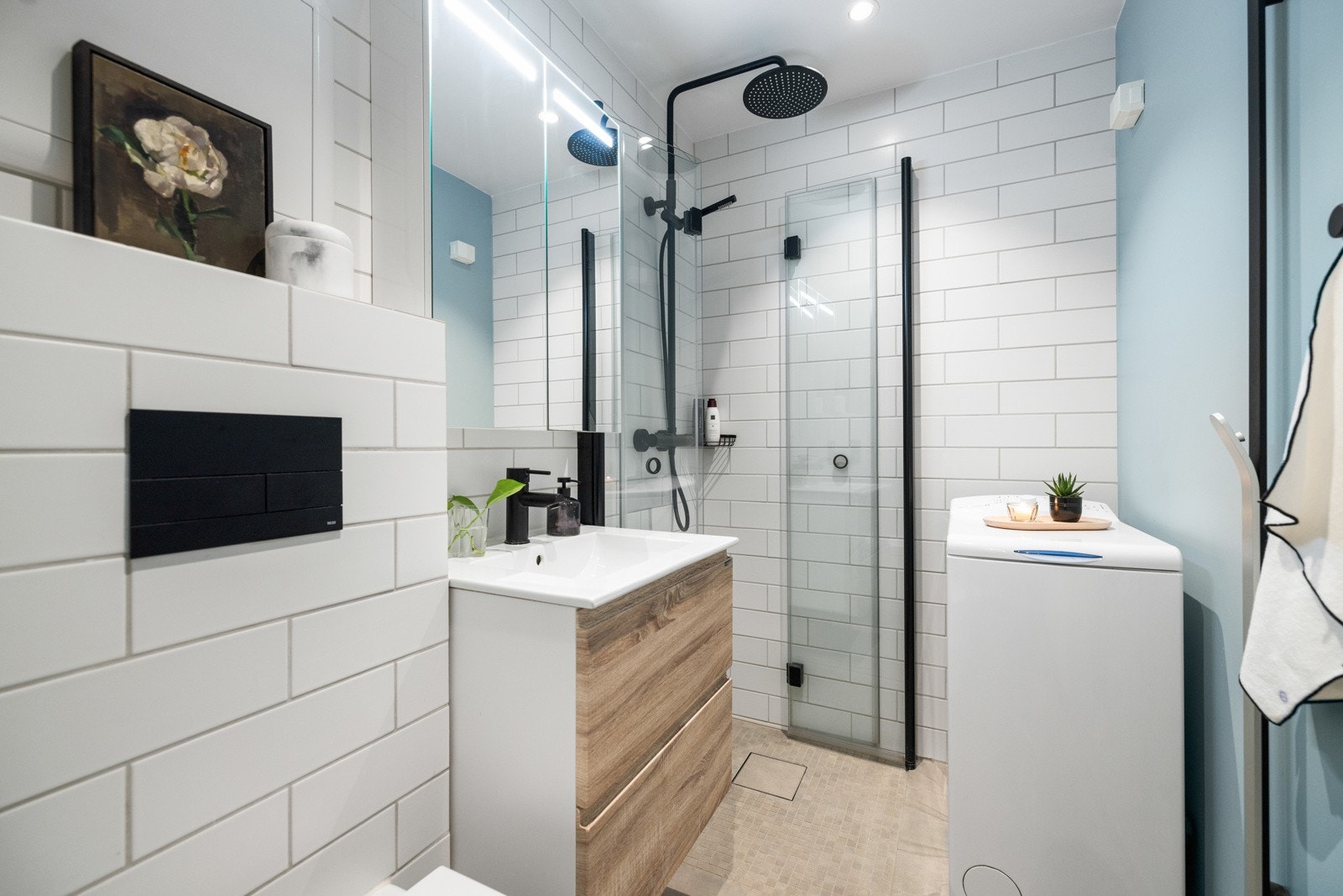 Til høyre for entréen har du det fislagte badet fra 2019. Moderne dusjhørne og opplegg for vaskemaskin Galleribilde