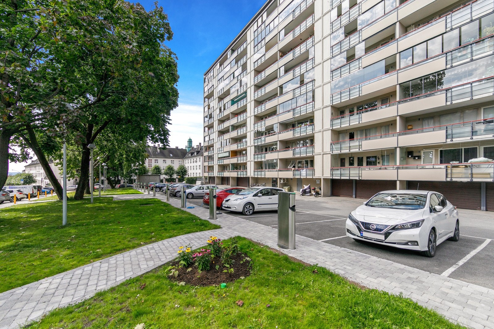 Borettslaget tilbyr både parkeringsplasser og garasjeplasser til utleie etter venteliste Galleribilde