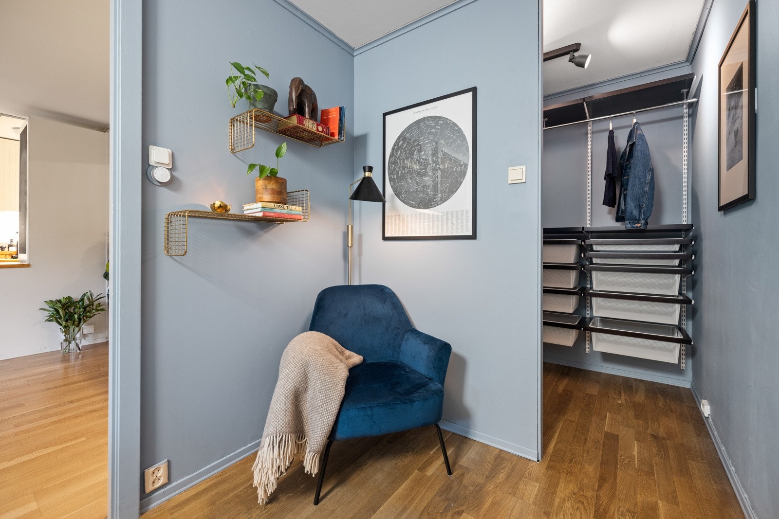I tilknytning til soverommet har du en walk-in garderobe Galleribilde
