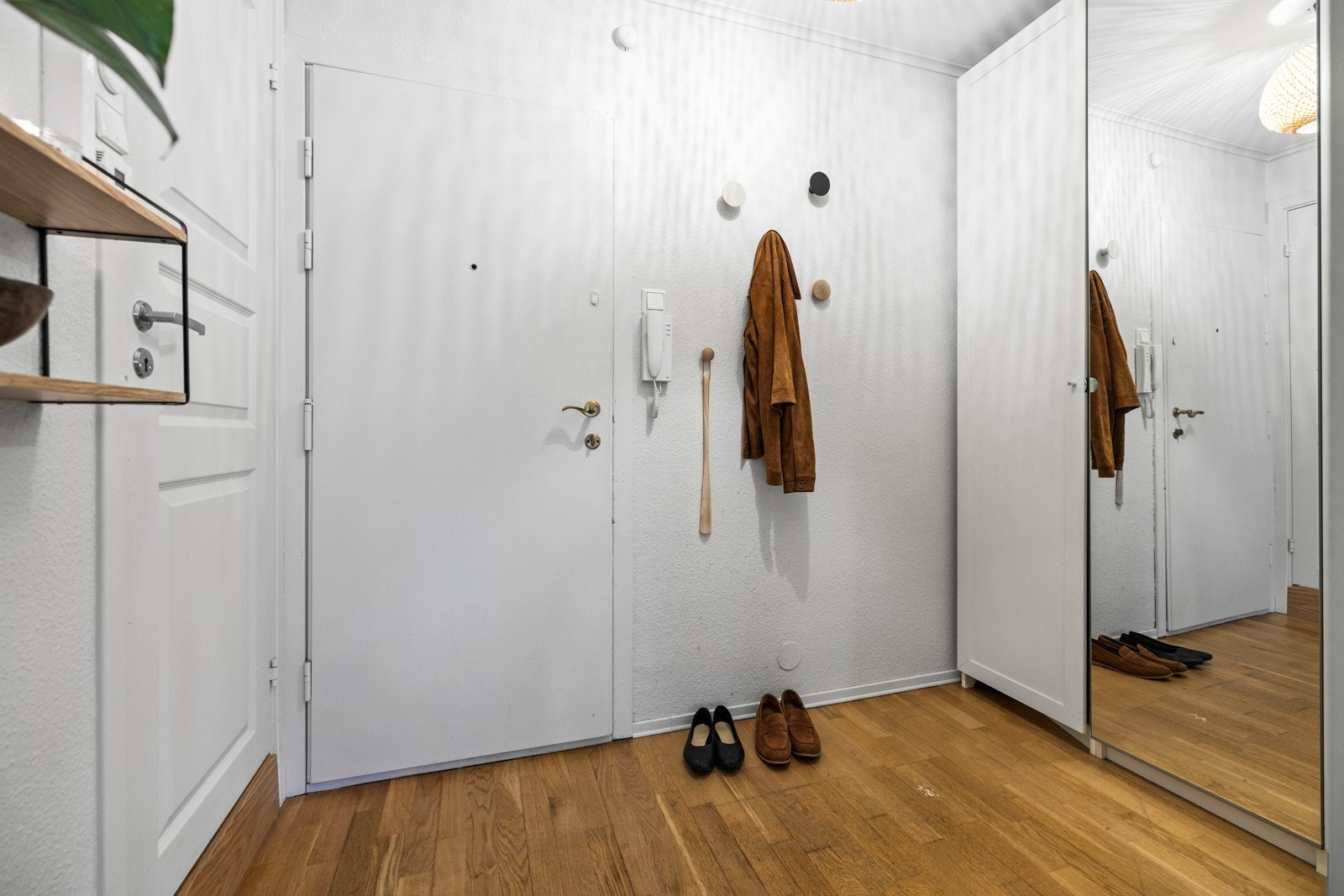 Entréen oppleves som romslig og innbydende Galleribilde