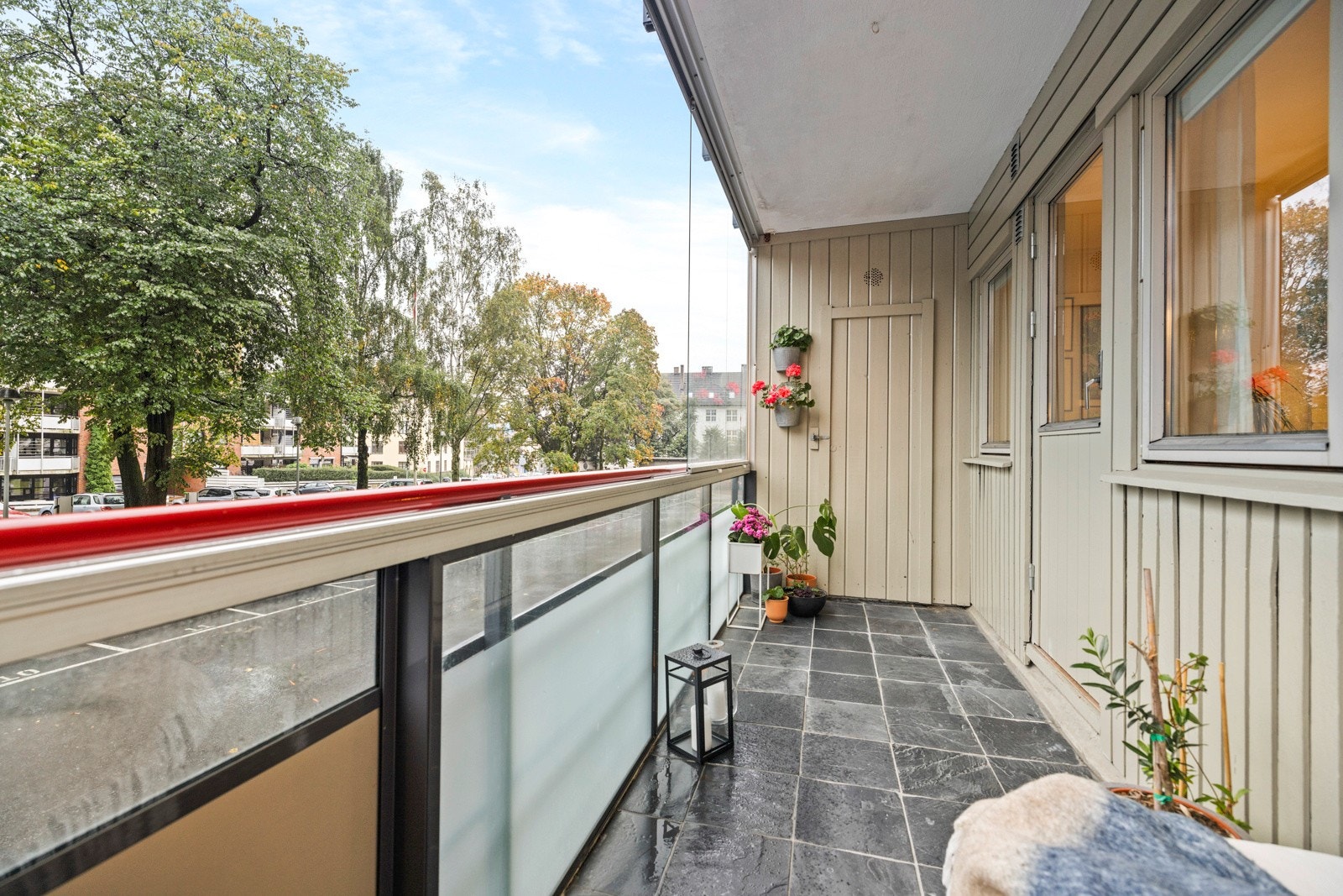 Praktisk utvendig bod, perfekt for puter og pledd til utemøblement Galleribilde