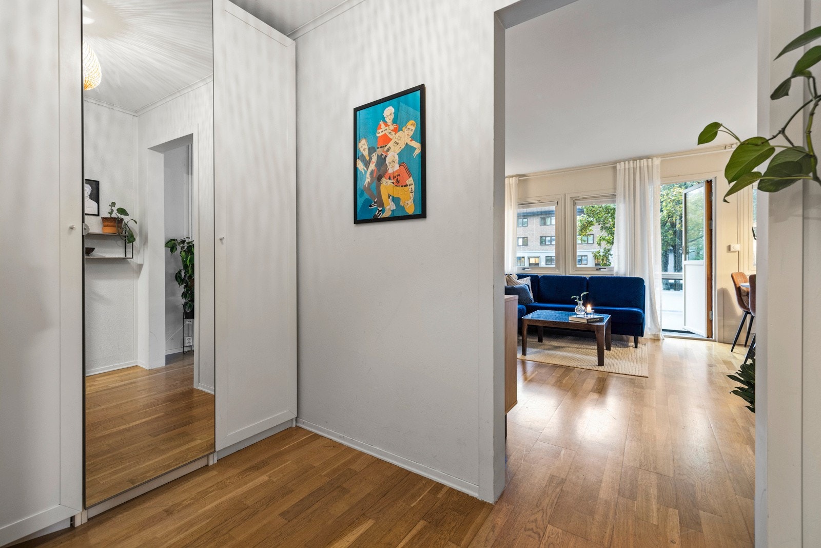 God plass for lagring i garderobeskap i entréen Galleribilde