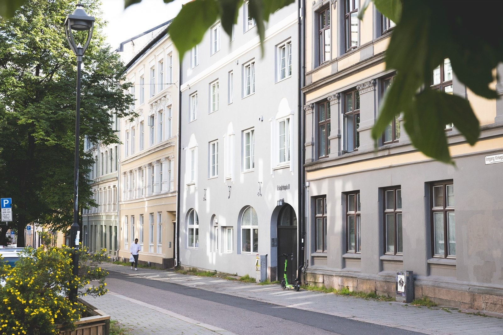Leiligheten ligger høyt og fritt i 4. etasje og vender mot rolig miljøgate. Fasaden ble rehabilitert i 2016. Galleribilde