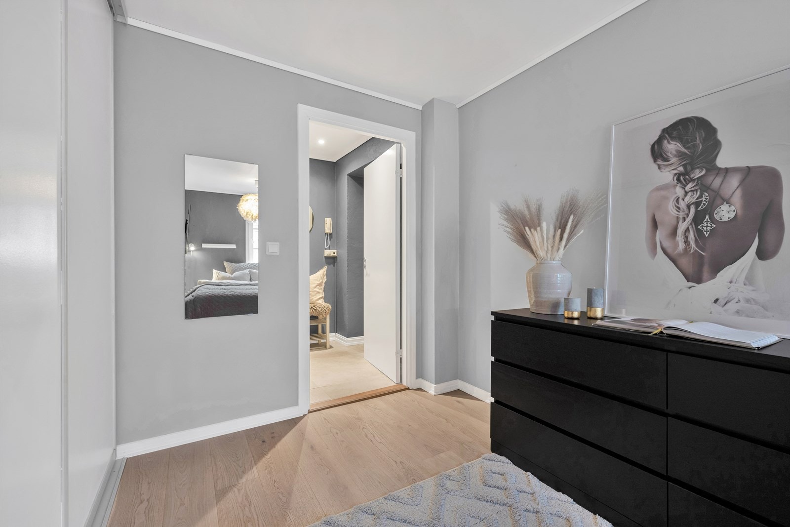 Soverommet har en romslig skyvedørsgarderobe med god lagringsplass. I tillegg er det plass til kommode/ skrivebord/ sittebenk etc. Galleribilde