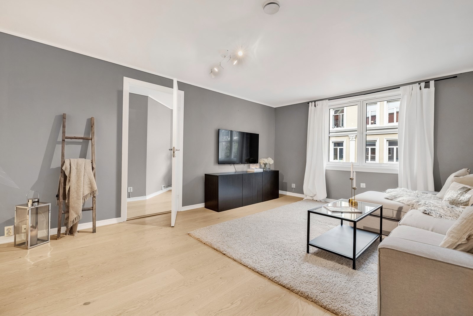 Stuen har god plass til stor sofa, tv, bokhyller og annet ønsket møblement. Galleribilde