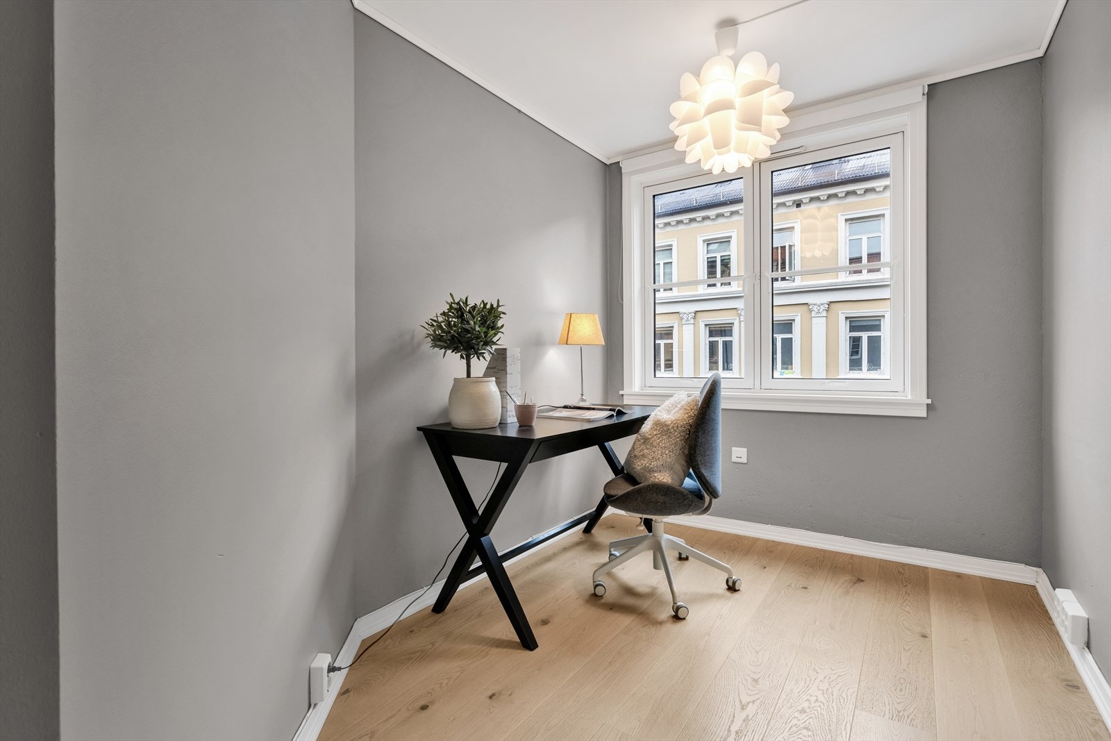 Lyst og pent soverom nr. 2 som vender mot rolig miljøgate. Rommet passer perfekt som gjesterom/ barnerom/ kontor. Galleribilde