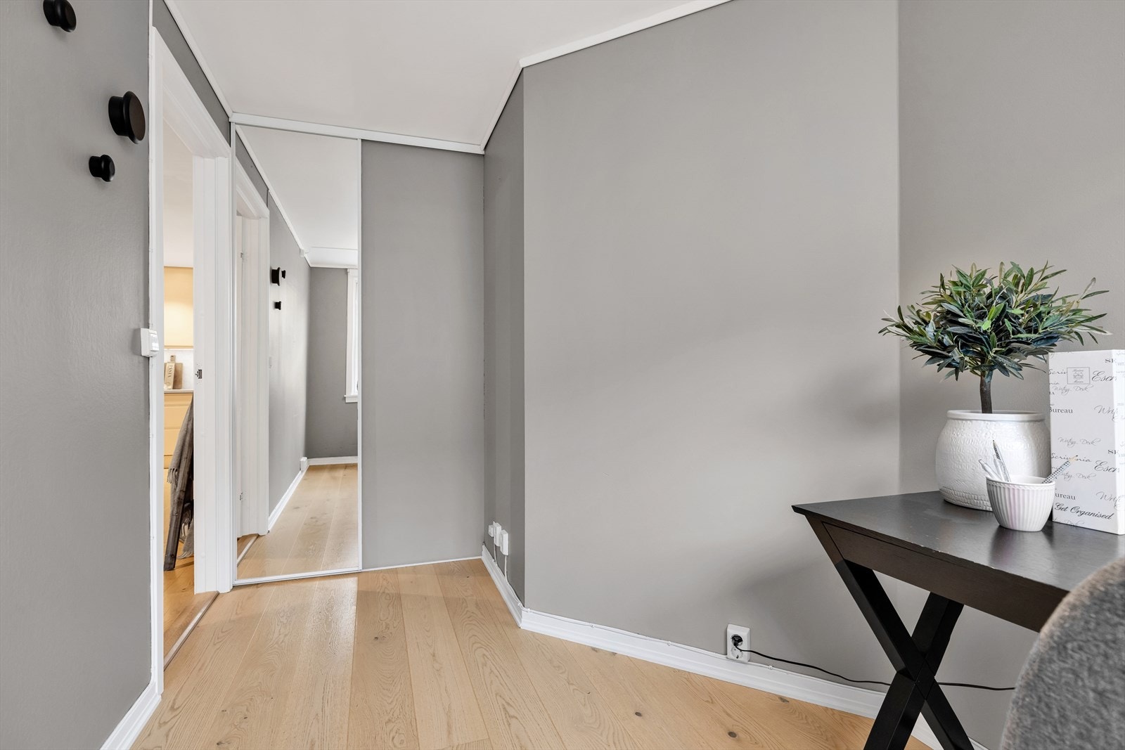 Soverommet har god lagringsplass i en romslig og dyp skyvedørsgarderobe. Galleribilde