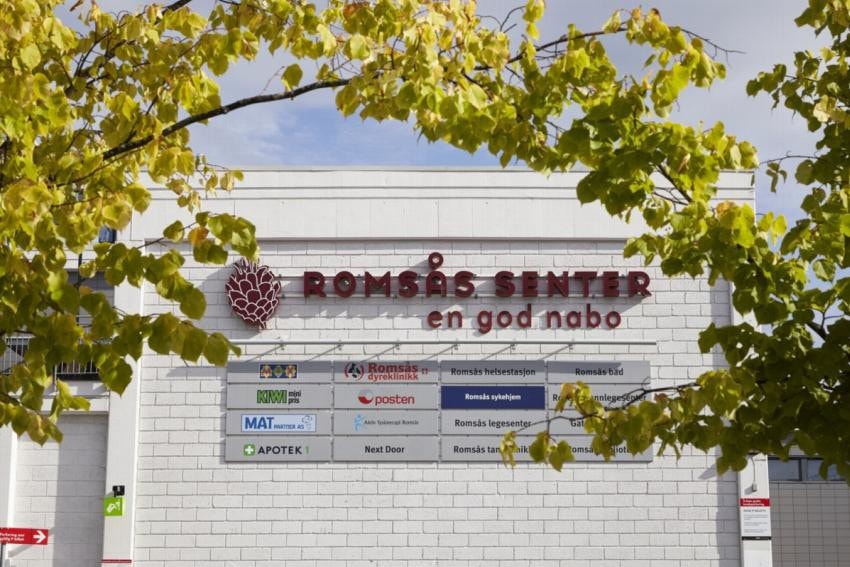 Romsås Senter. Her finner man legesenter, tannlege, svømmehall, butikker og t-bane mm. Galleribilde