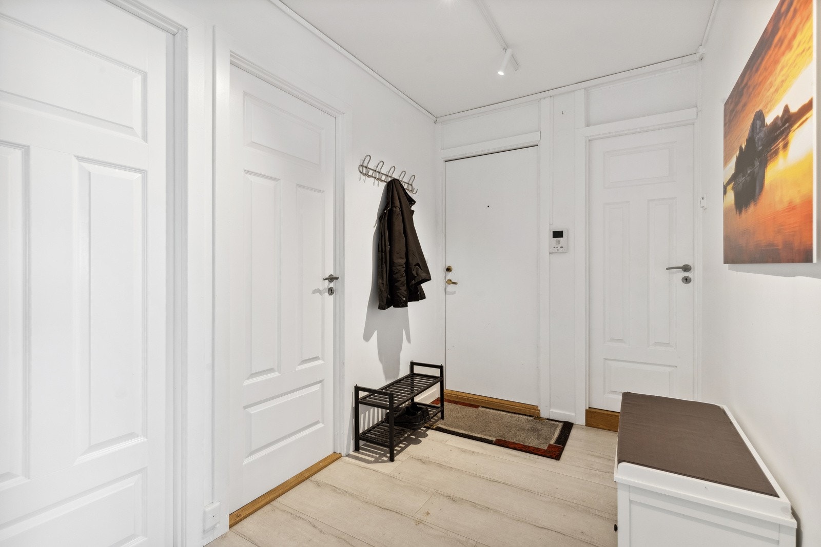 Hyggelig og innbydende entre med god plass til garderobeskap. Galleribilde