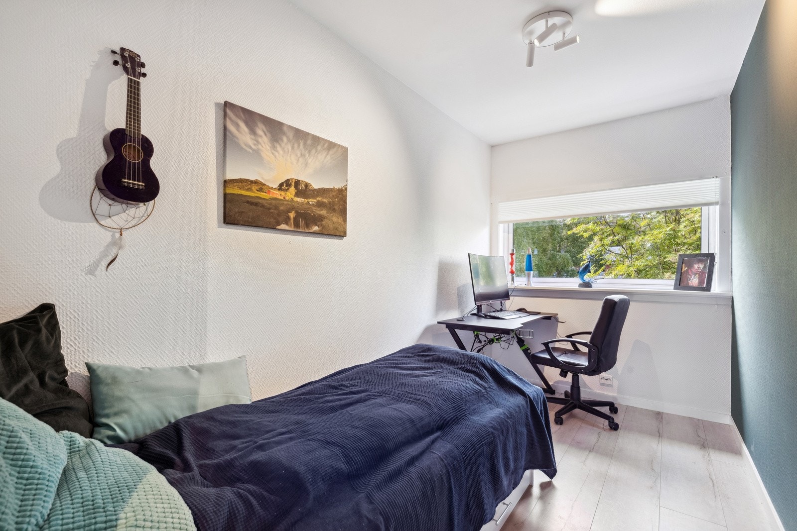Soverom nummer 2 og 3 passer godt både som barnerom, gjesterom eller kontor - her er mulighetene mange! Galleribilde