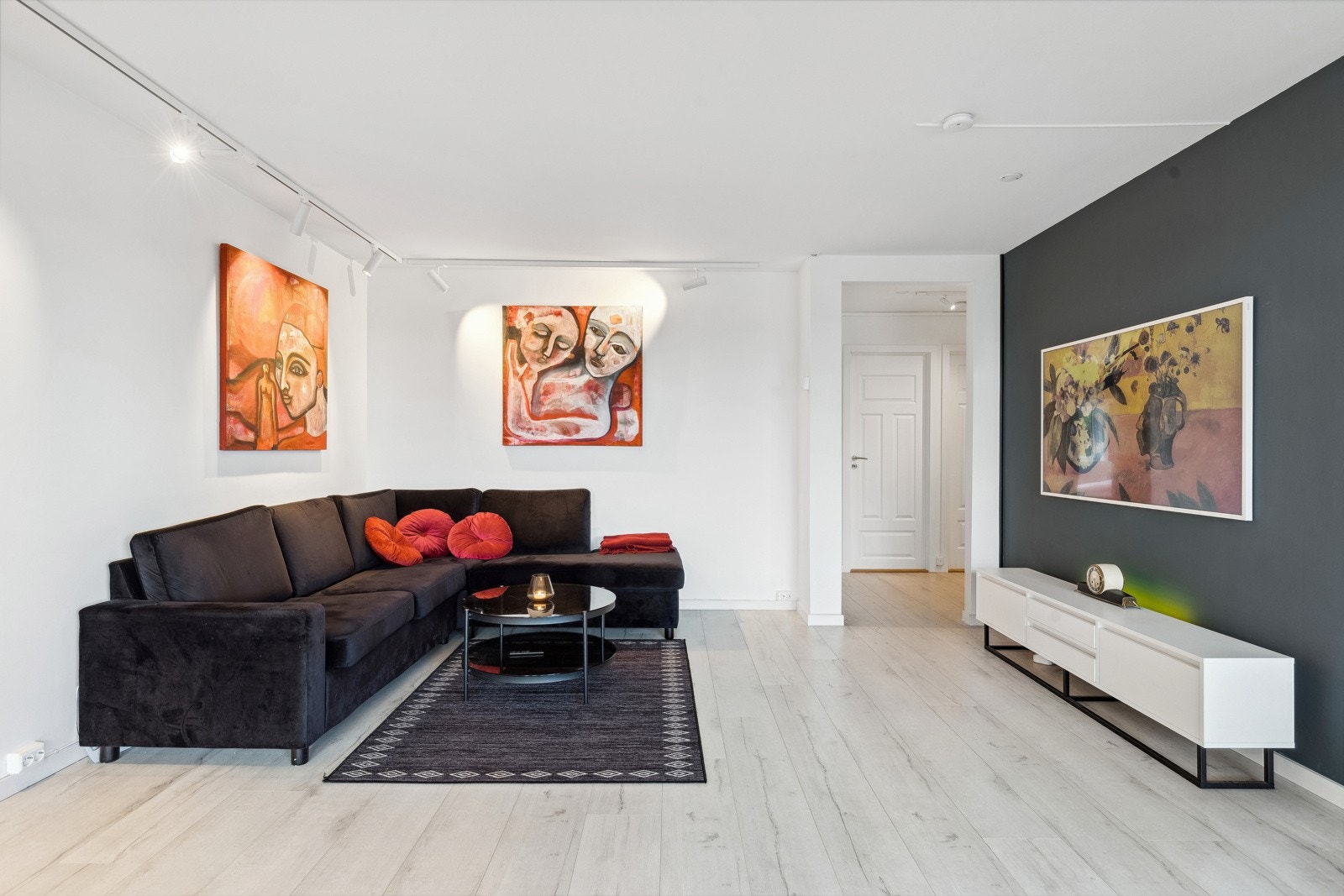 Stuen er lys og luftig med god plass til sittegruppe. Galleribilde