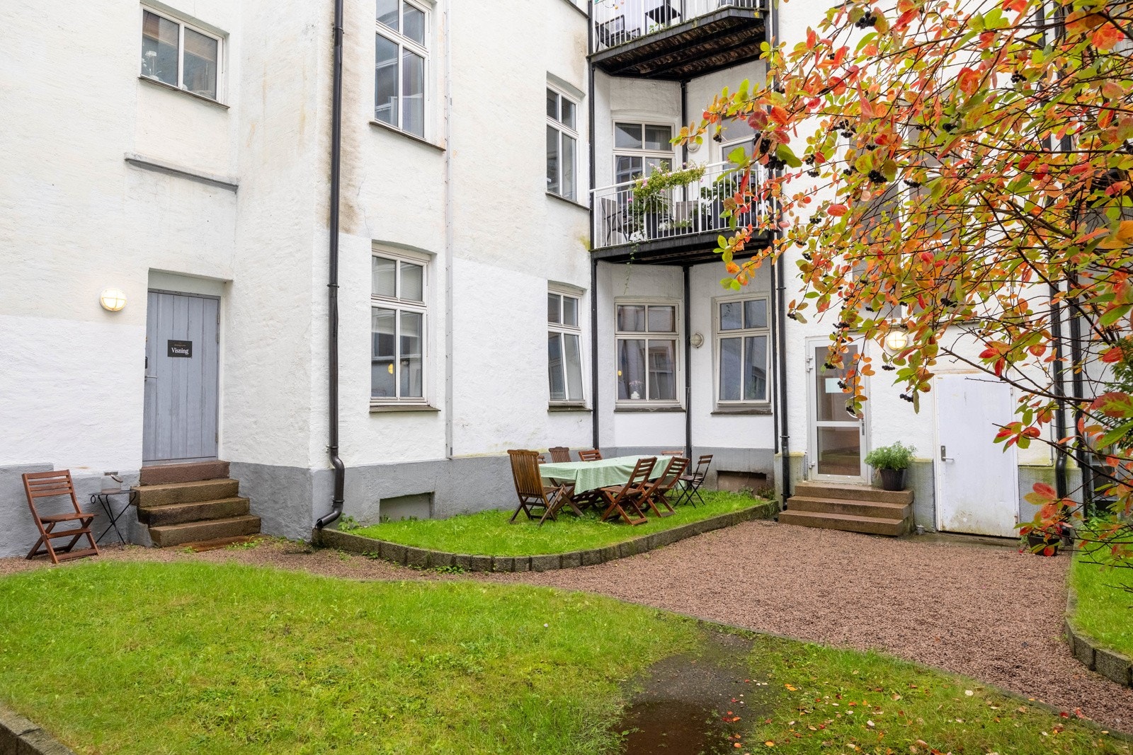Sameiets bakgård er opparbeidet med gruslagte internveier, gressplen, trær, sittegrupper og sykkelparkering. Galleribilde
