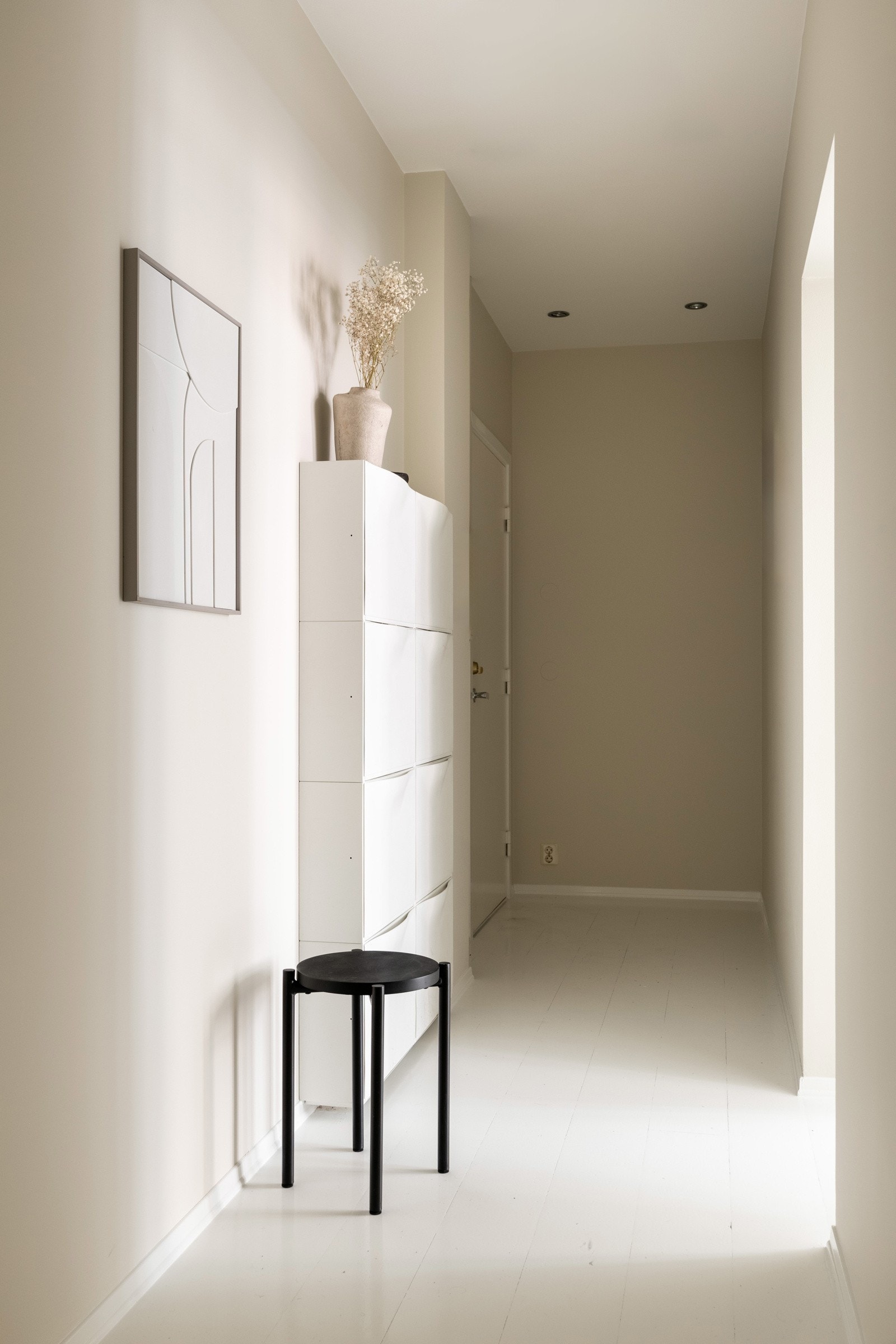 Entréen er av god størrelse hvor det er god plass til oppheng av yttertøy og sko. Galleribilde