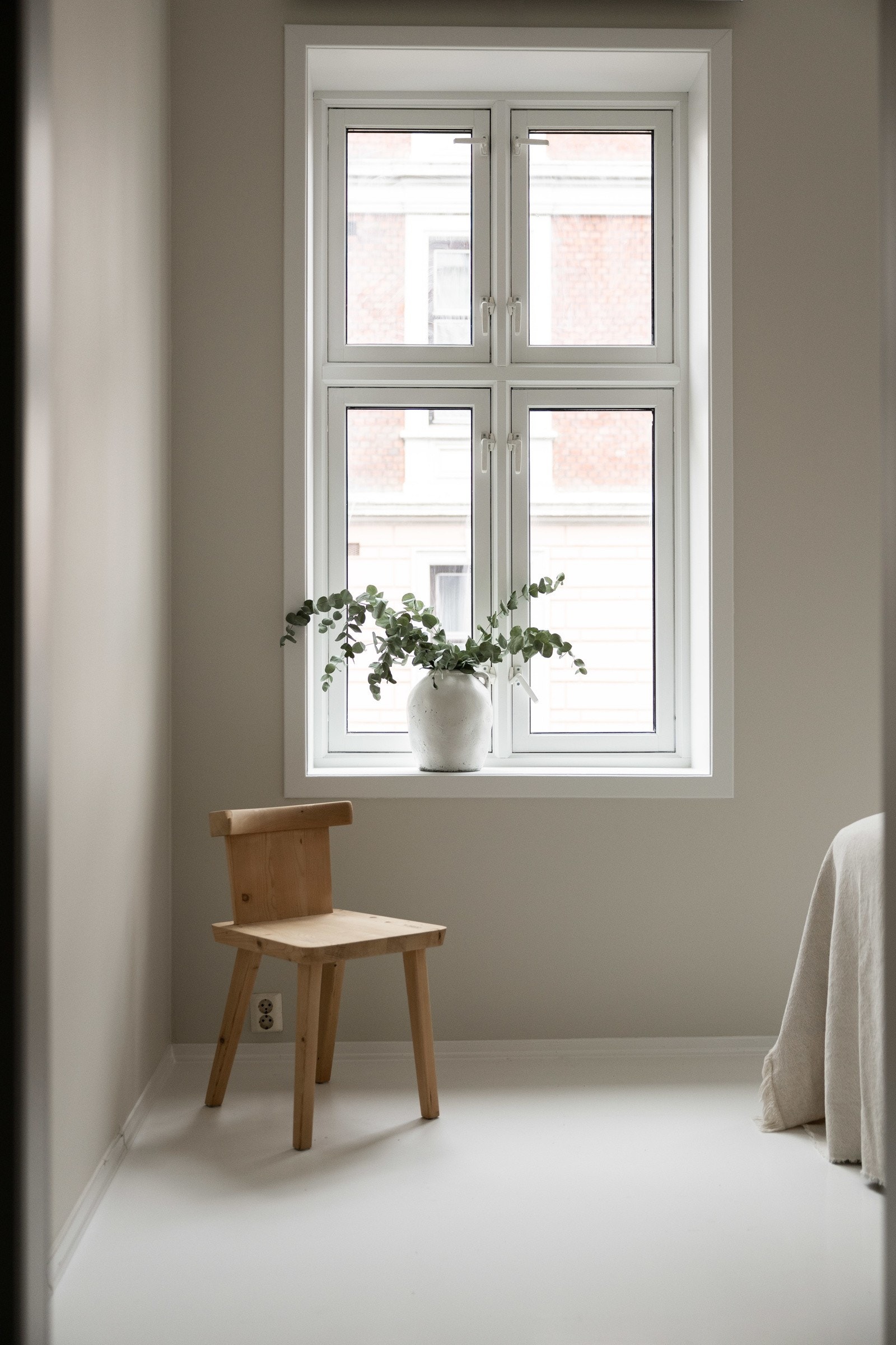 Leiligheten har store, flotte vinduer med dype karmer som gir rikelig med naturlig lysinnslipp. Galleribilde