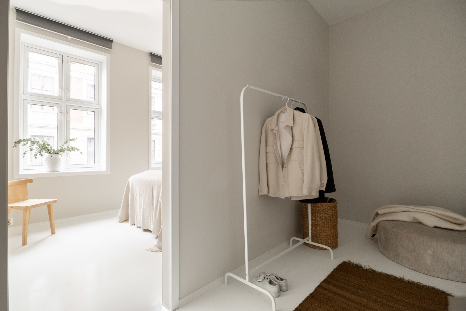 I tillegg er det direkte adgang til et tilstøtende rom, som kan benyttes til kontor eller andre formål, for eksempel som et ideelt walk-in closet. Galleribilde