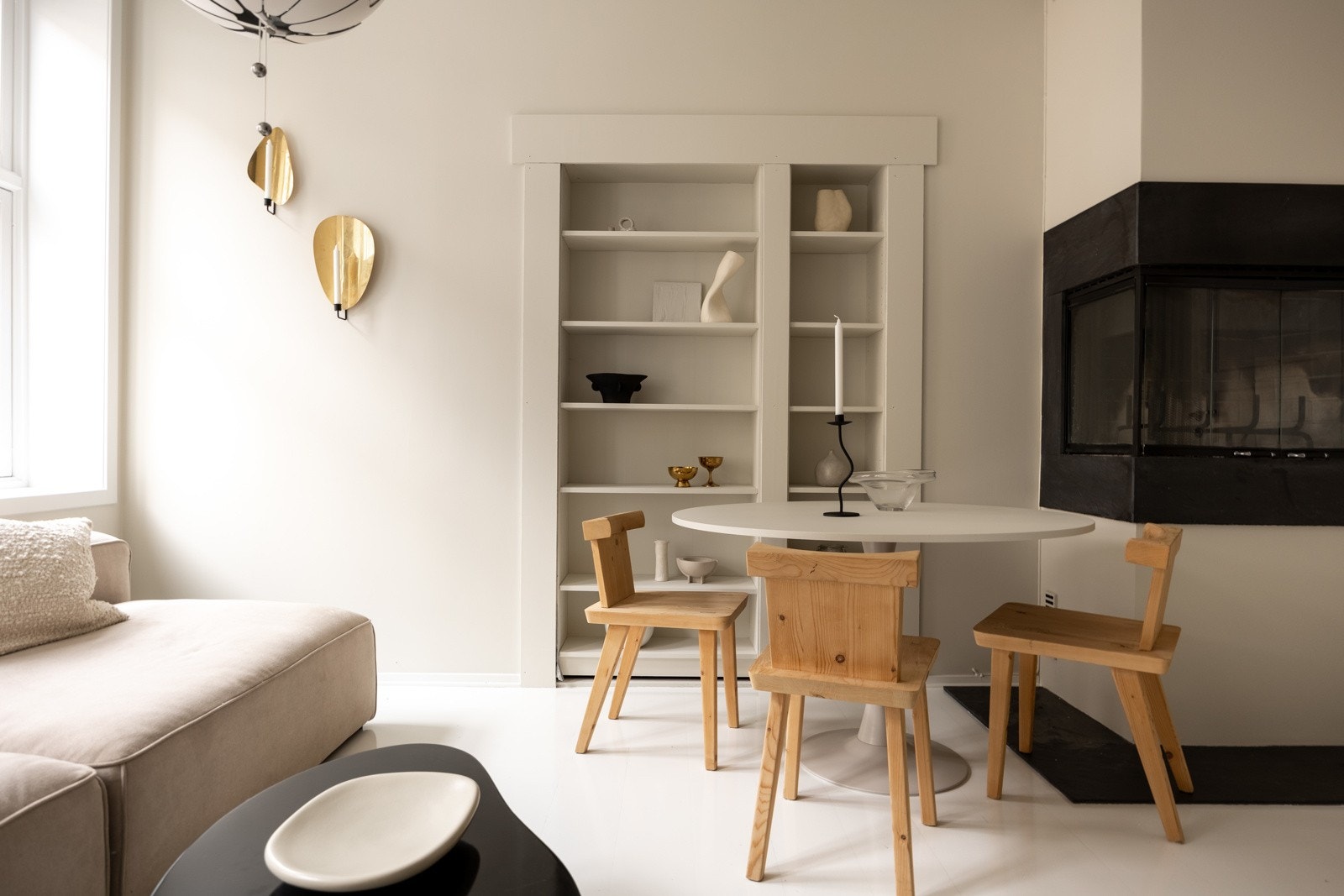 Stuen har godt med plass til både TV-område og spisestue. Galleribilde