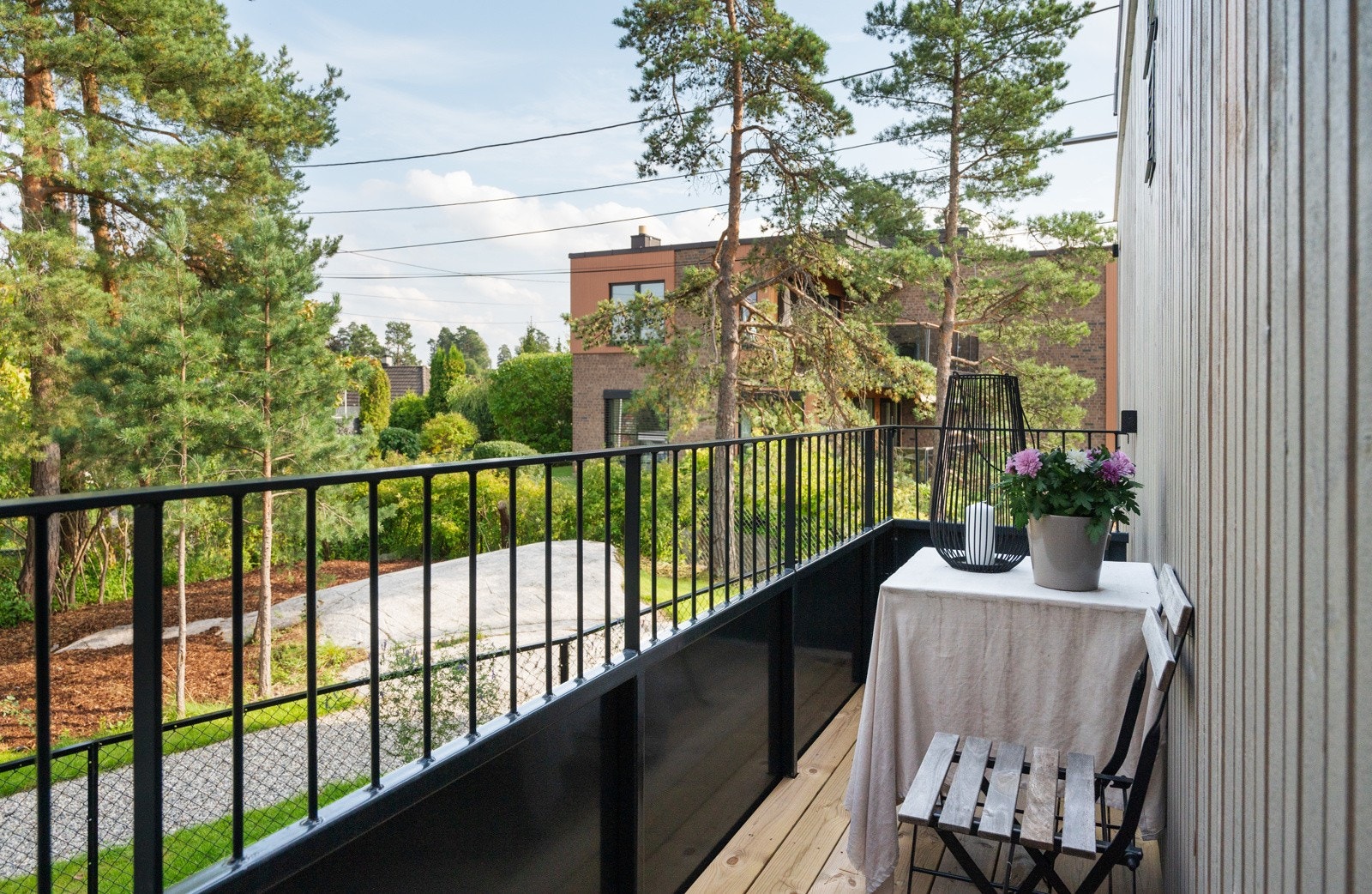 Tilliggende entreen er det også en østvendt balkong på ca. 4,5 kvm. Her kommer morgensolen og det er plass til et frokostbord. Galleribilde