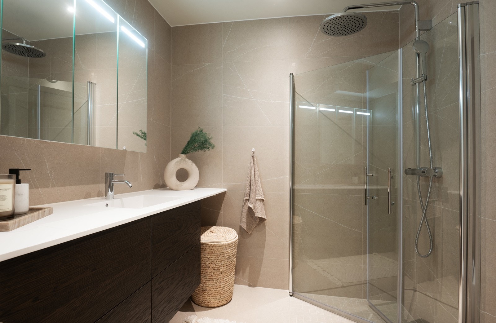 Badet i leiligheten er designet med en smakfull og delikat stil, med flislagte overflater, gulvvarme, downlights og stilren innredning. Galleribilde