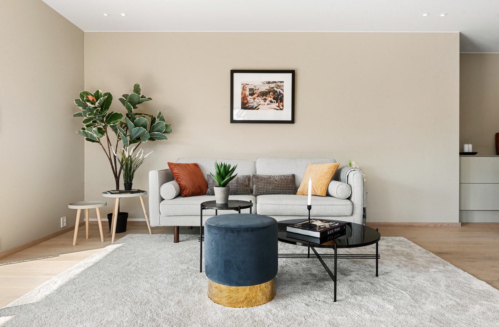 Stuen er luftig med god plass for sofa- og tv-møblement. Galleribilde