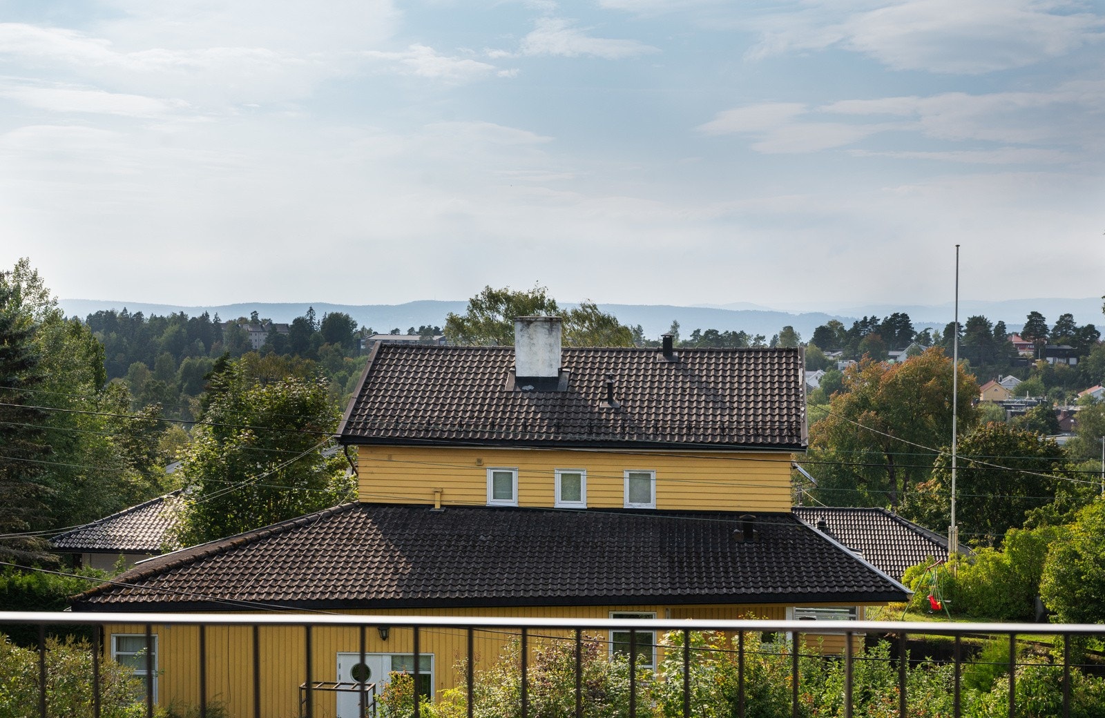 Fra balkongen er det et herlig, luftig utsyn over området. Galleribilde