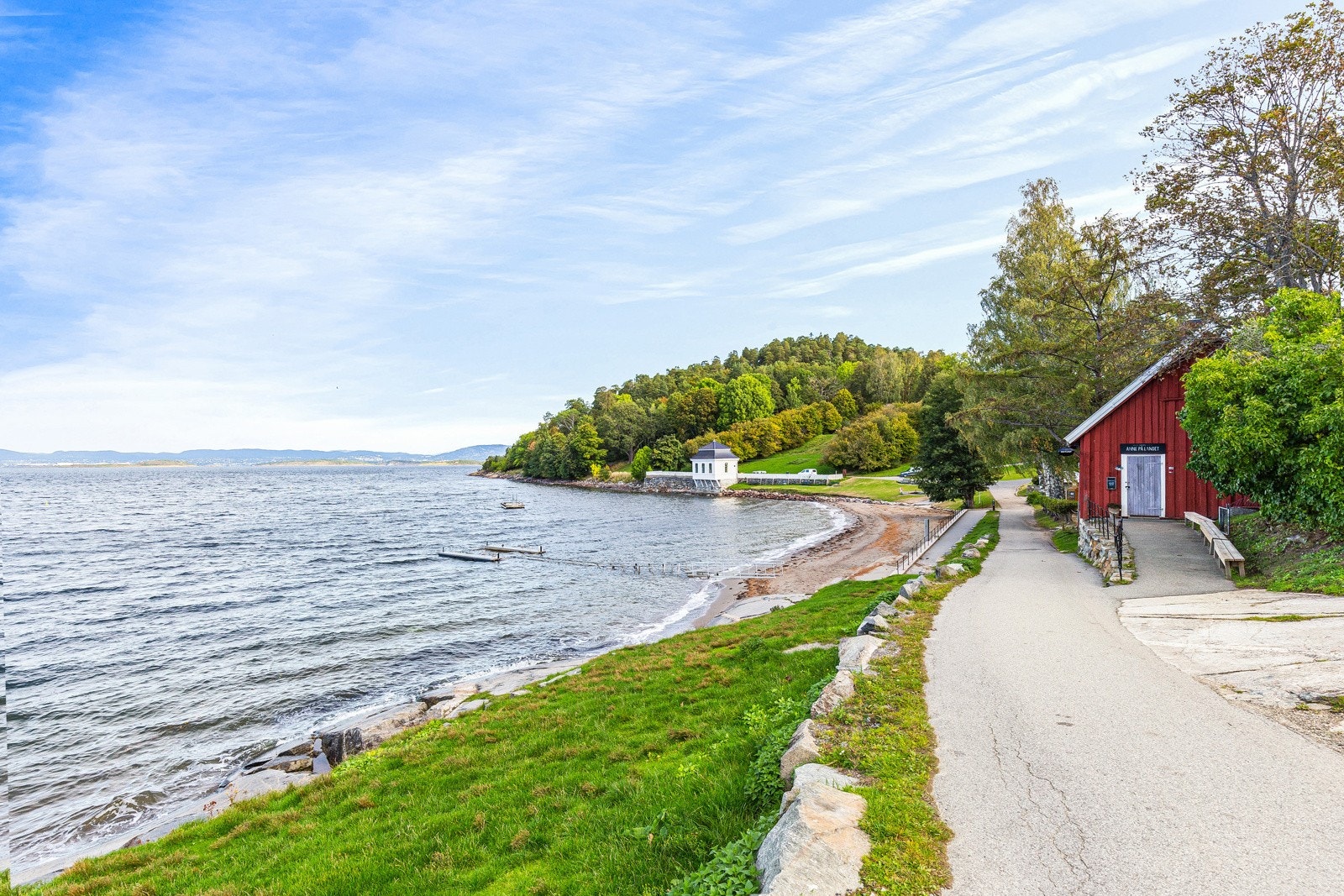 Hvervenbukta er en av flere badeplasser i området. Galleribilde