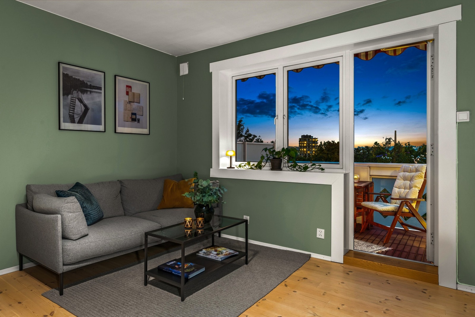 Sjarmerene heltre furugulv og glatte, malte veggflater Galleribilde