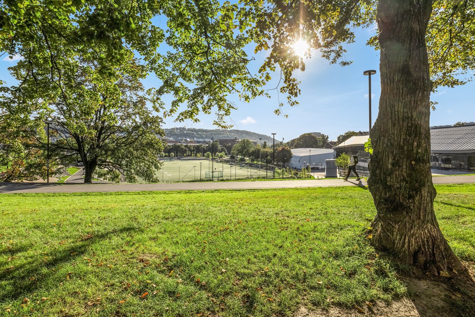 Det er 1 minutt gange fra leiligheten til Jordal Amfi Galleribilde