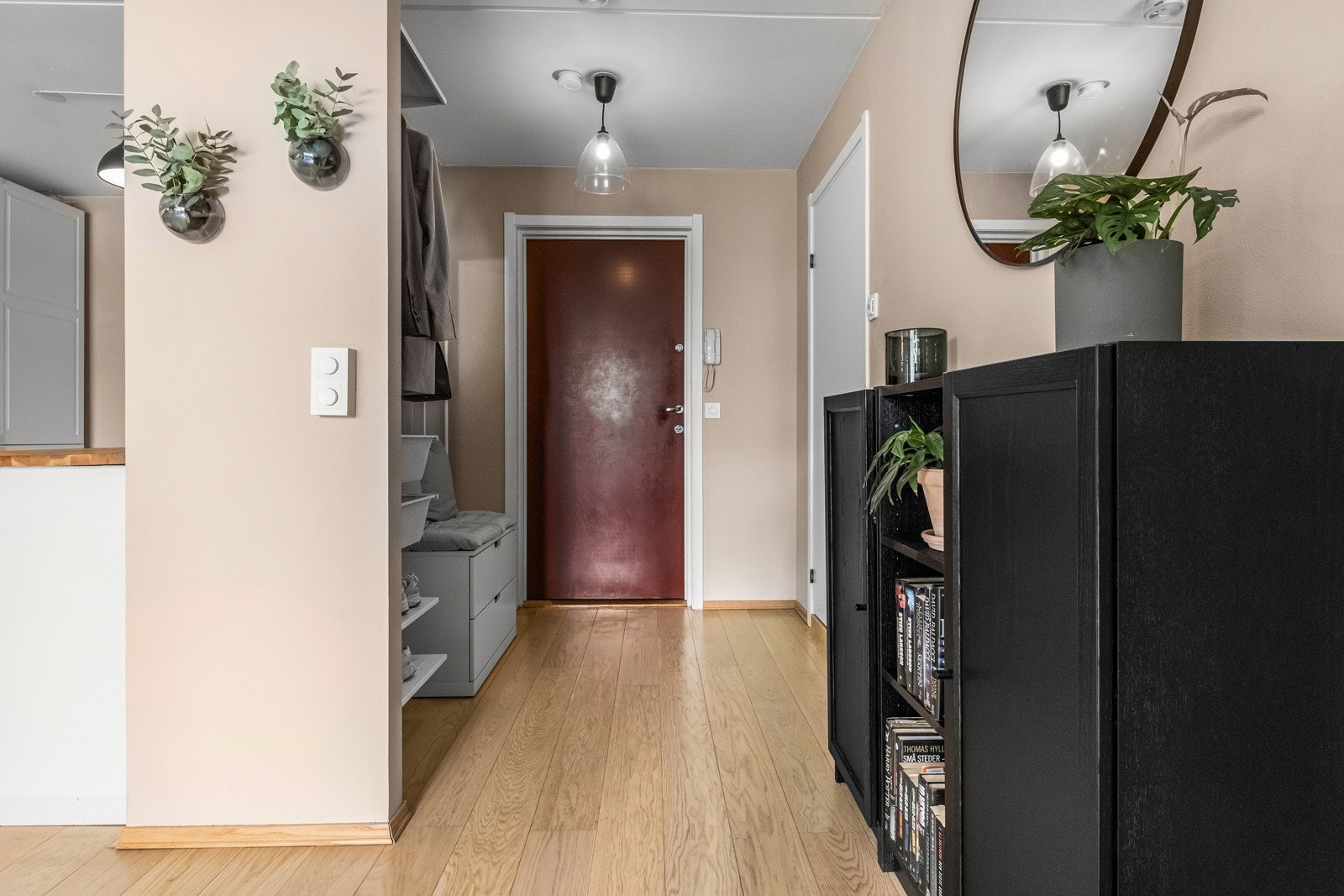 Videre går gangen mot entré og baderommet Galleribilde