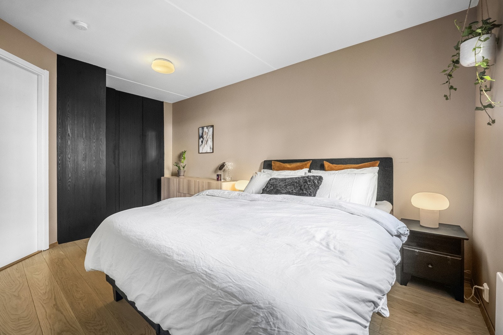 God plass for dobbeltseng, nattbord, hjemmekontor og annet møblement etter behov og ønske. Galleribilde