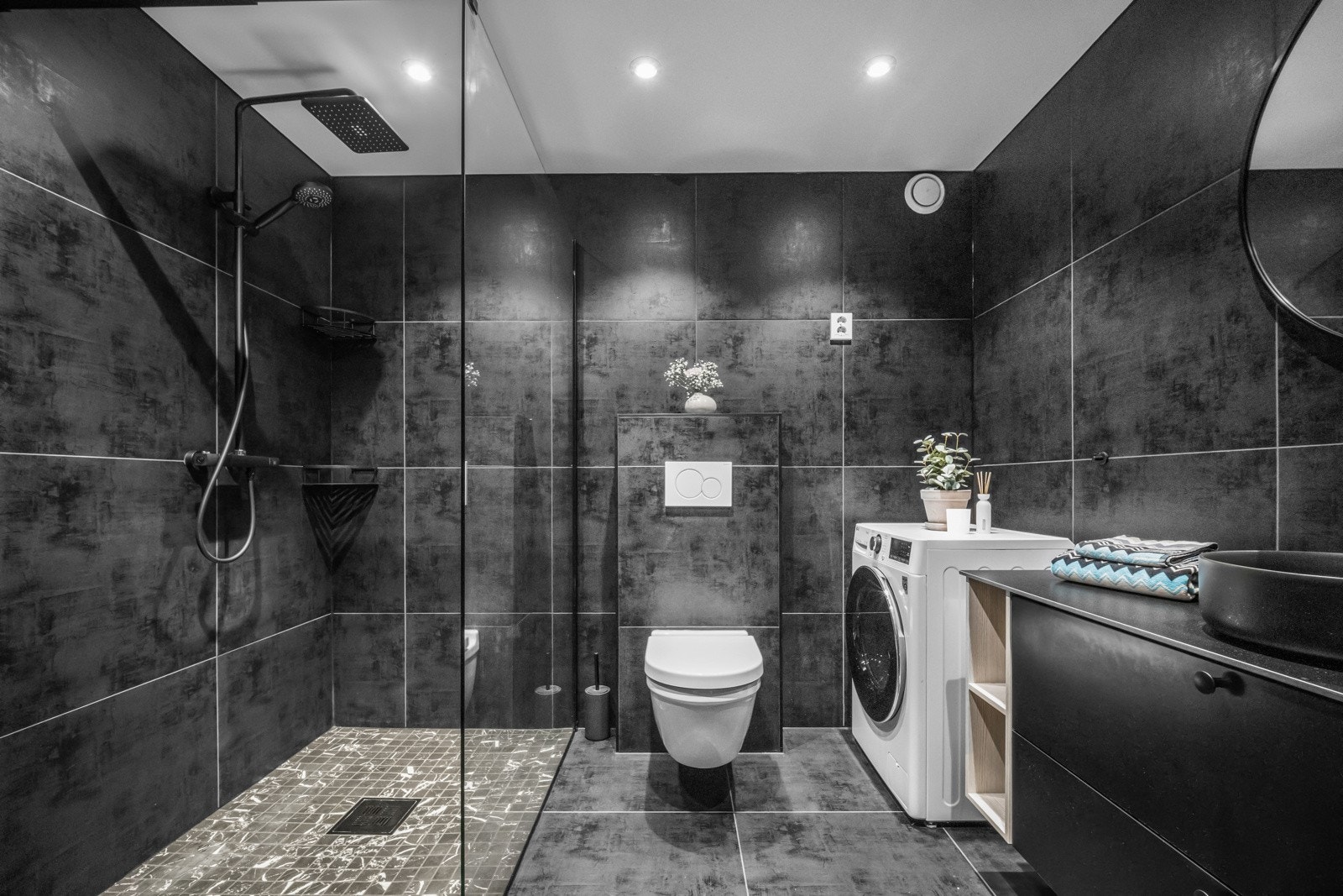 Badet ble totalrenovert våren 2022 med lekre fliser og innredning Galleribilde
