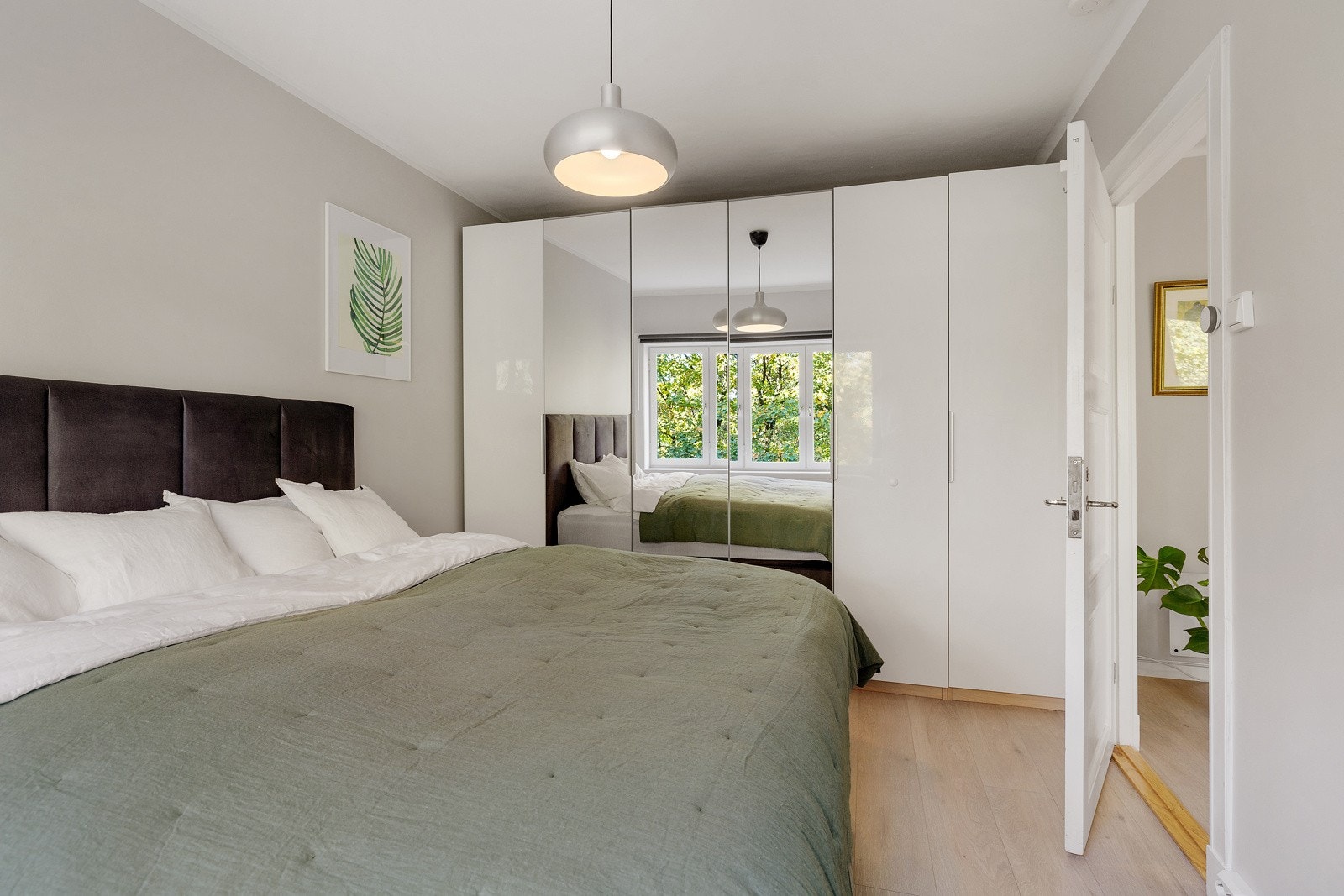 Gulvet er belagt med enstavs laminat og veggene har slette malte flater. Galleribilde