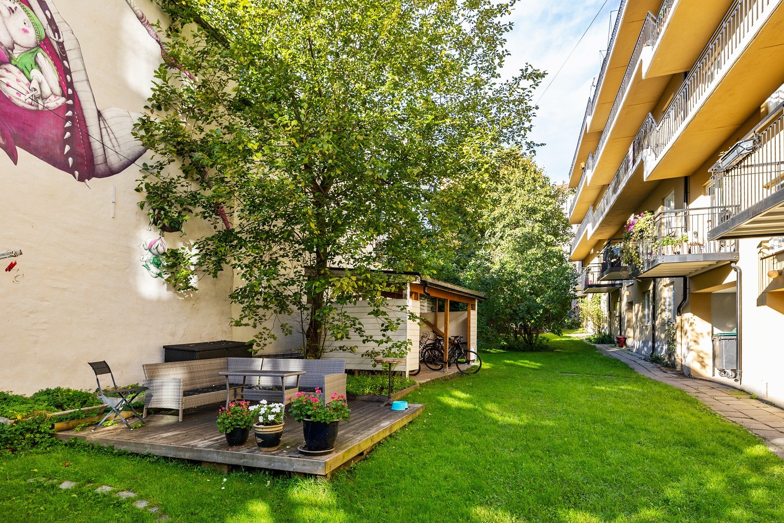 Fantastisk koselig og grønn bakgård. Galleribilde