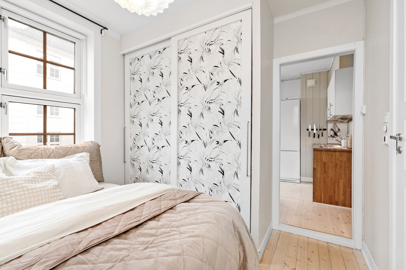 Det er god plass til dobbeltseng og medfølgende skyvedørsgarderobe. Galleribilde