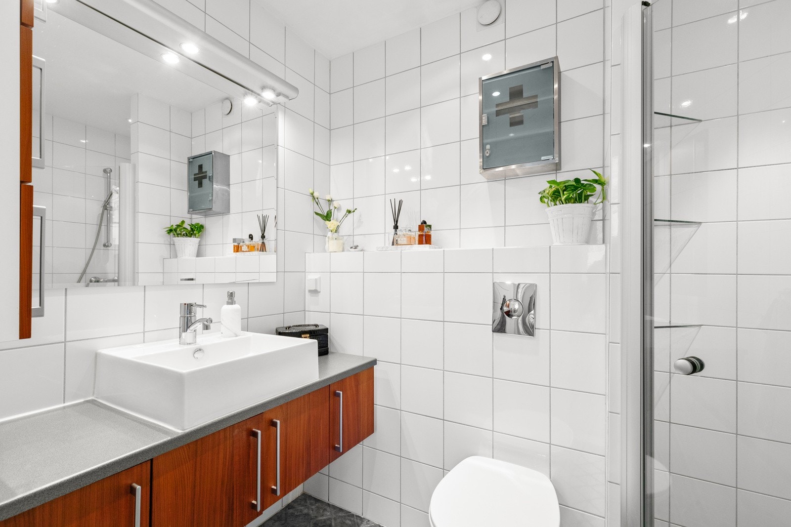 Pent bad med smakfulle flisvalg og moderne innredning som gir et harmonisk og helheltlig inntrykk. Galleribilde