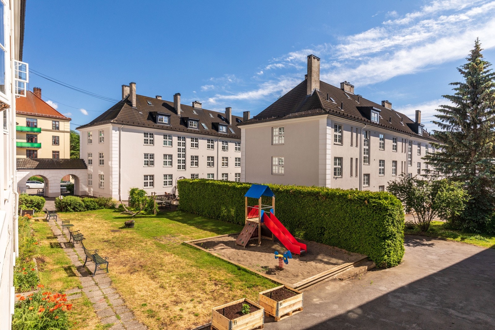 Oslos kanskje hyggeligste borettslag, preges av vakker arkitektur, idylliske forhager og et pent opparbeidet indre gårdsrom. Galleribilde