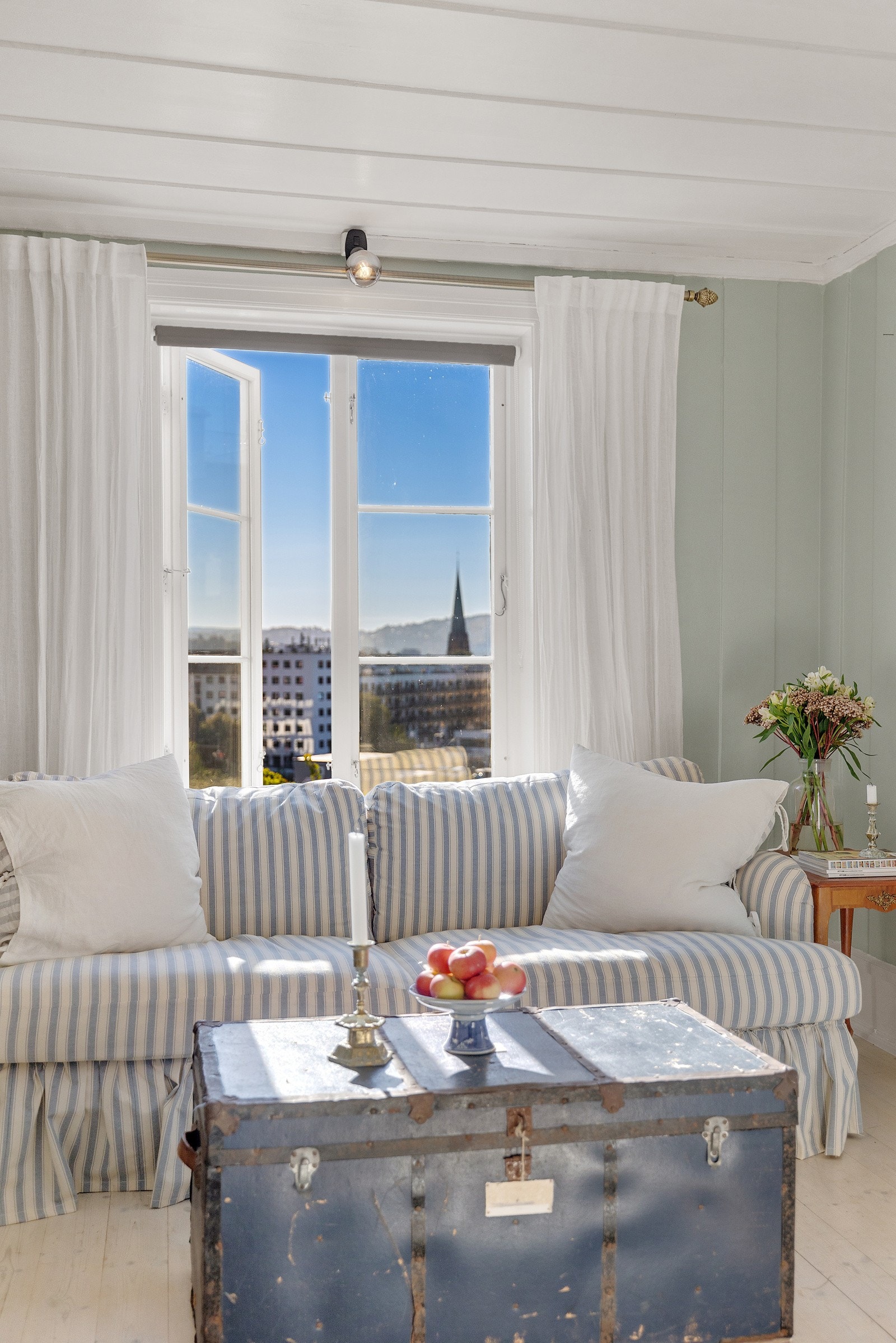 Stuens store vindusflate og utsikt sørger for et luftig preg og ikke minst pent naturlig lys inn i stuen. Galleribilde