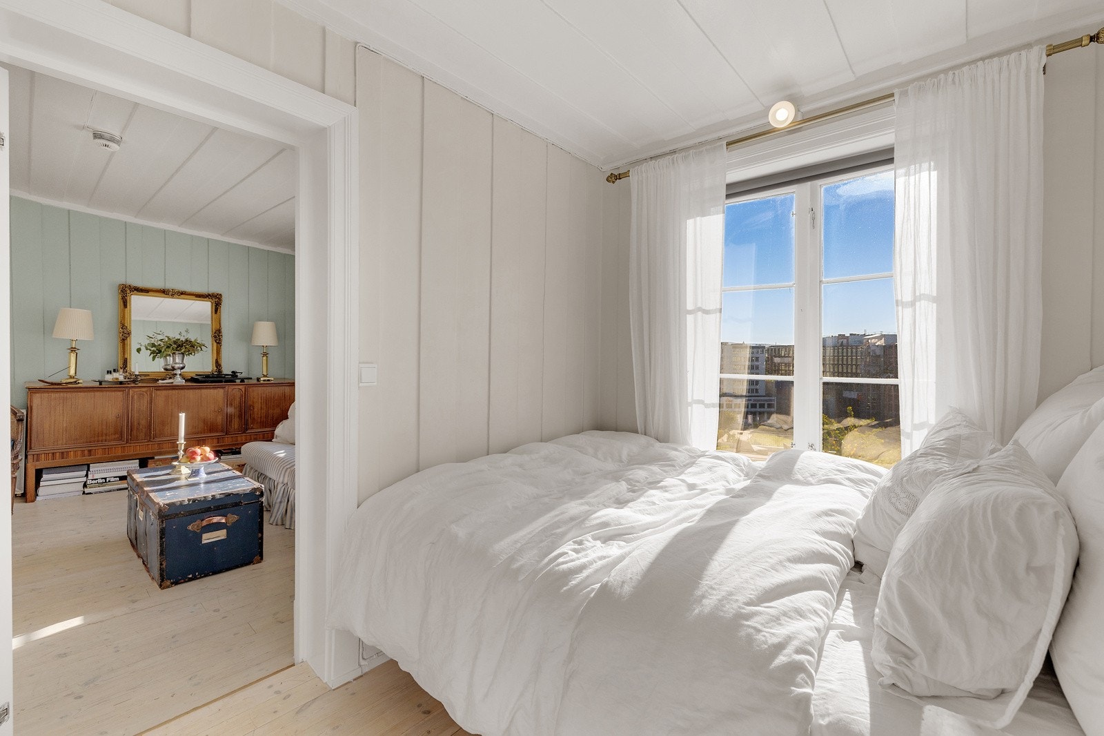 Soverommet består av en plassbygd dobbeltseng, som passer helt perfekt til rommets utforming. Slik får du utnyttet plassen optimalt. Denne følger med kjøpet. Galleribilde