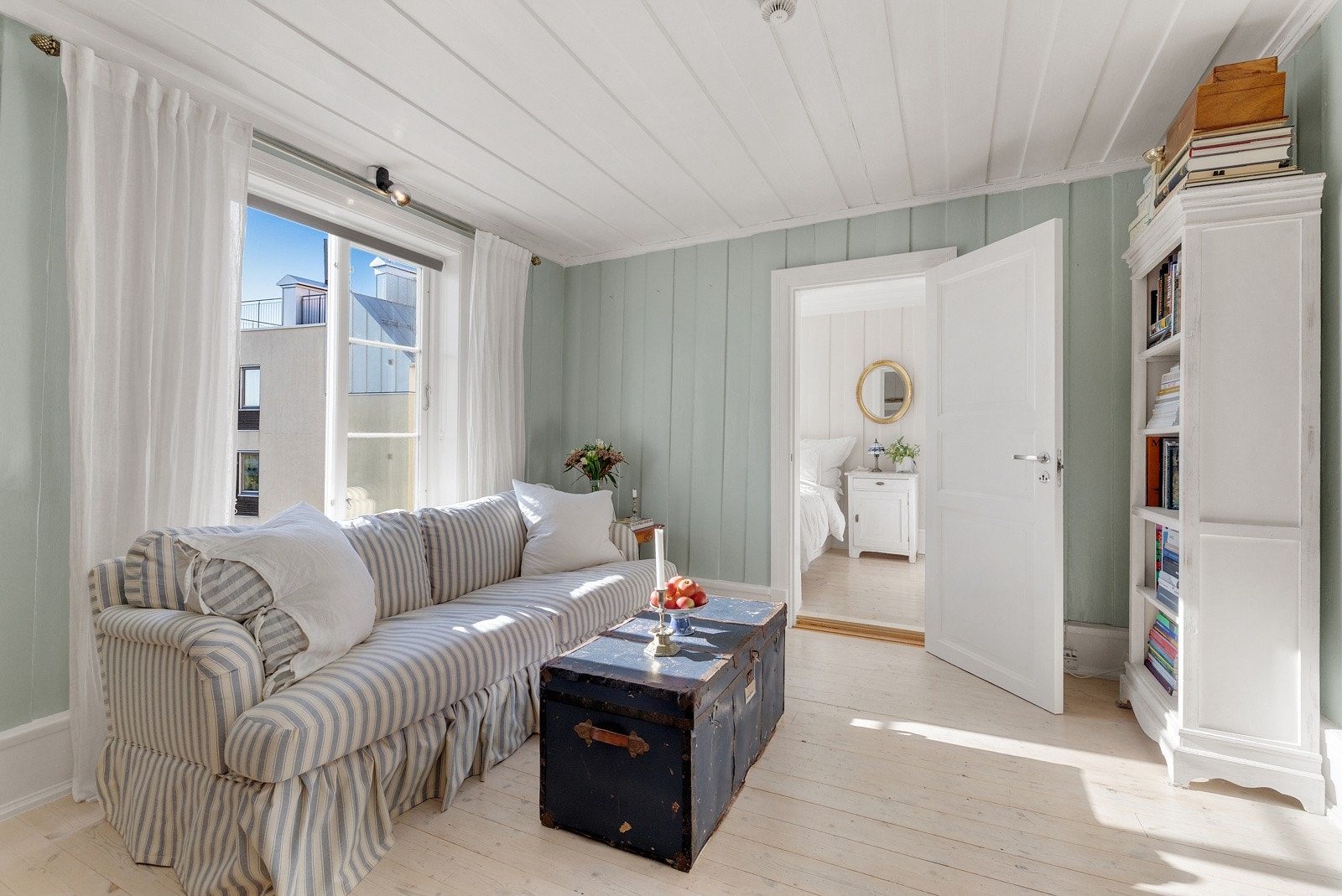 Leiligheten har en usedvanlig hyggelig og vel utformet stue, med gode møbleringsmuligheter og romslig plass til sofagruppe, salongbord, TV- seksjon samt øvrig ønsket møblement. Galleribilde