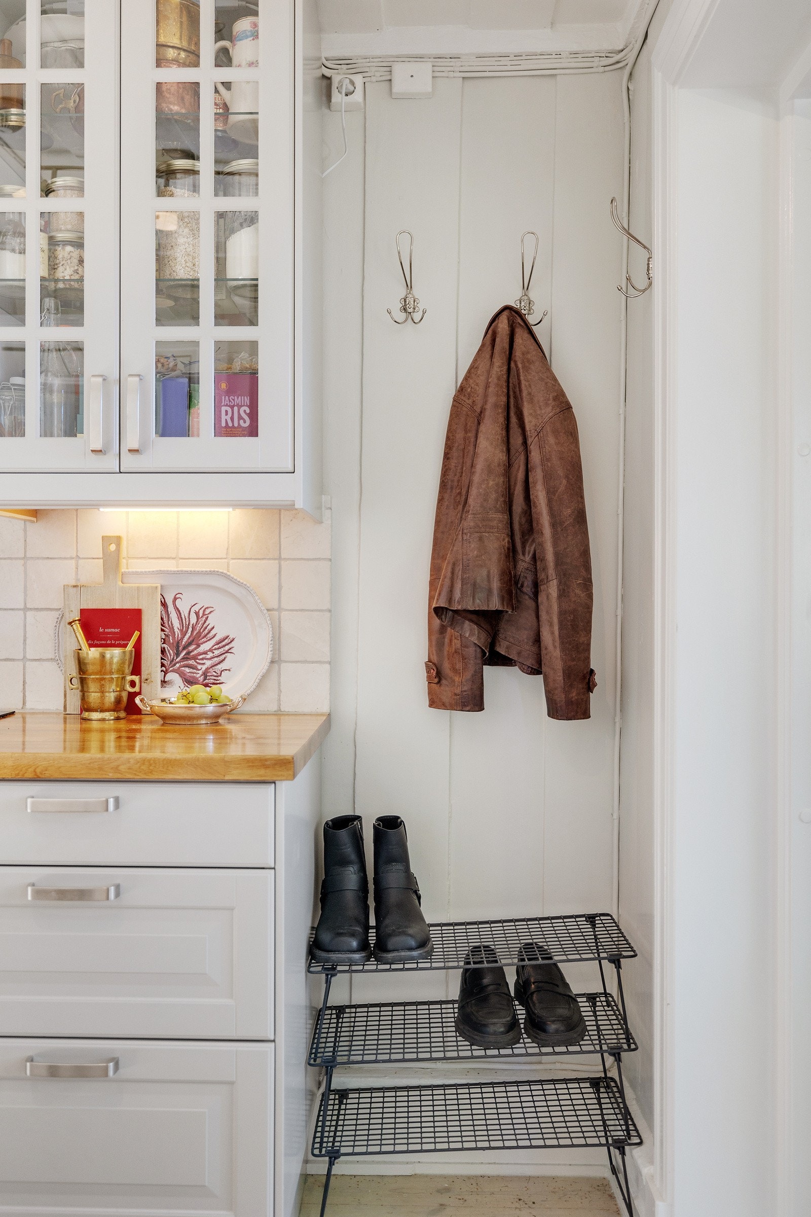 Kjøkkenet fremstår funksjonelt, moderne og plassen er smart utnyttet med god oppbevaringløsning til skap og skuffer, samt arbeidsplass på benk. Galleribilde