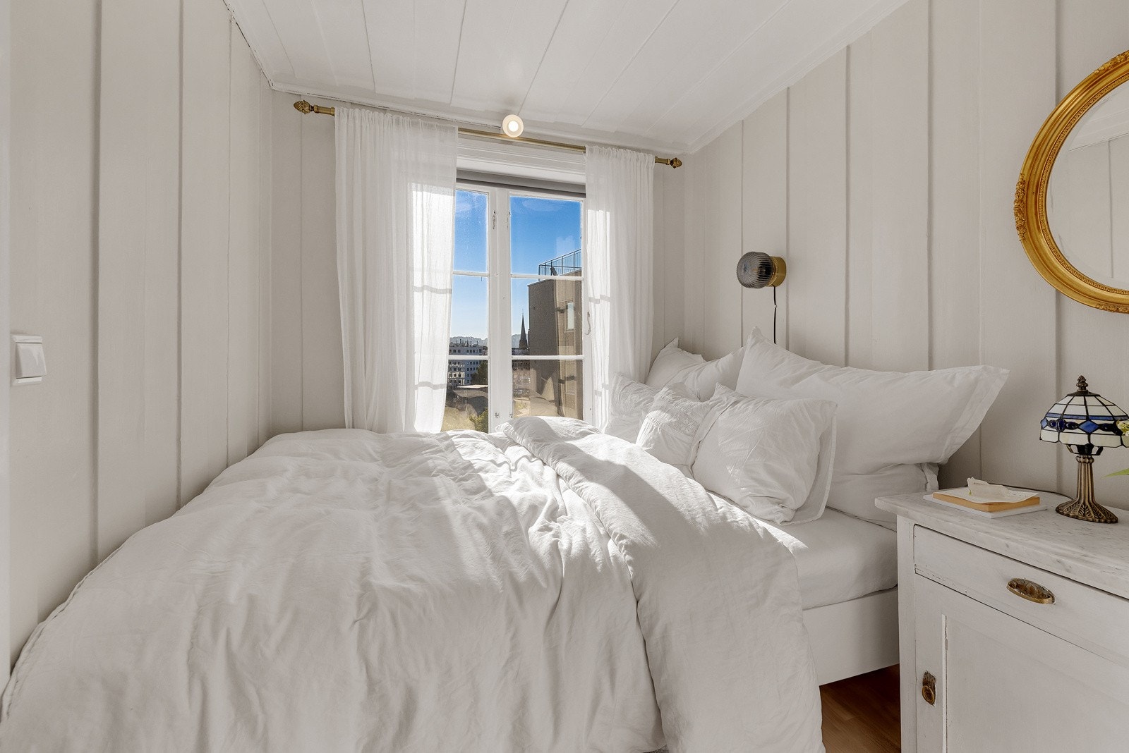 Det store klassiske vinduet slipper inn rikelig med naturlig dagslys, samtidig som du kan nyte den urbane utsikten fra sengen. Galleribilde