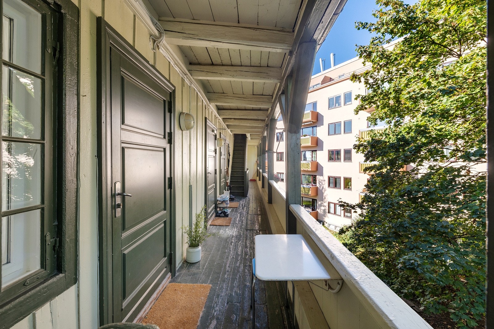 Hyggelig liten sitteplass utenfor inngangspartiet. Galleribilde